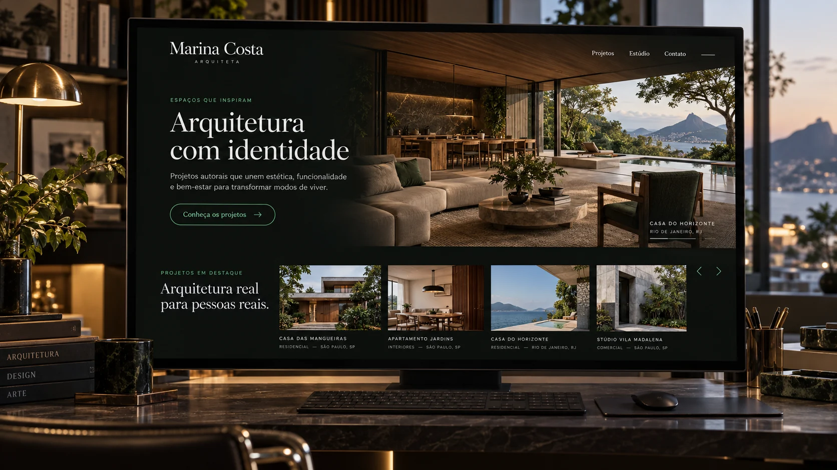 Estudo visual de portfólio de arquitetura exibido em monitor