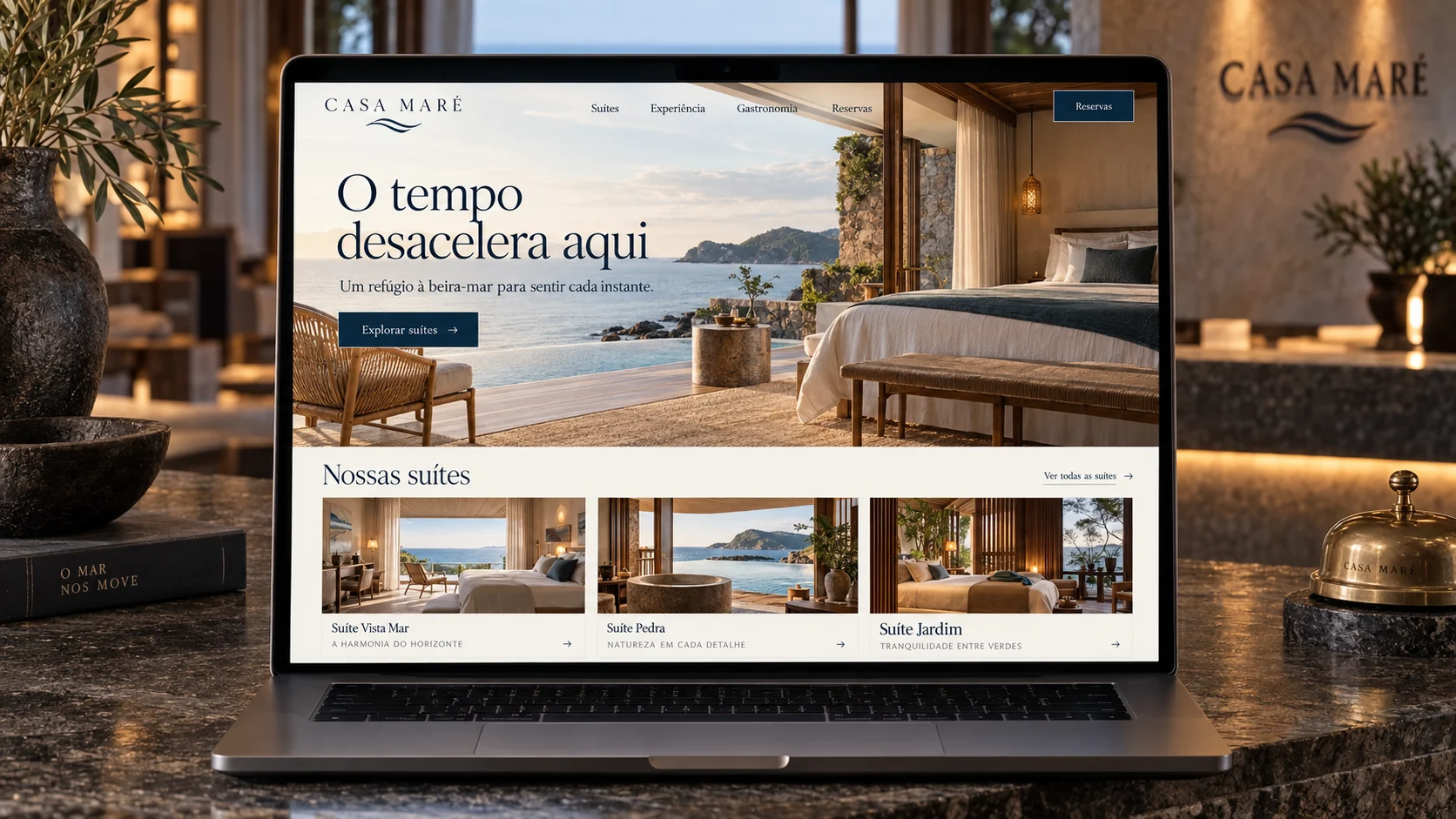 Estudo visual de site para hotel exibido em notebook